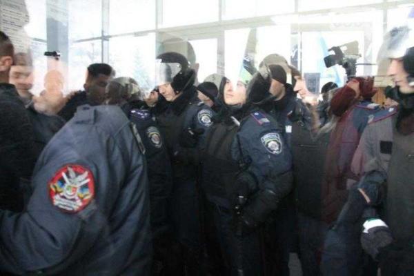 В Кривом Роге активисты штурмовали горисполком В Кривом Роге активисты штурмовали горисполком