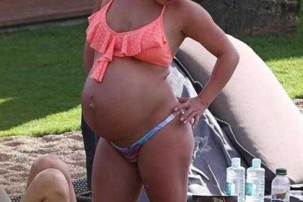 Беременная невеста Владимира Кличко болела за жениха на Гавайях Беременная невеста Владимира Кличко болела за жениха на Гавайях