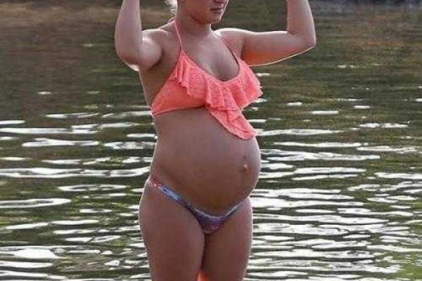 Беременная невеста Владимира Кличко болела за жениха на Гавайях Беременная невеста Владимира Кличко болела за жениха на Гавайях