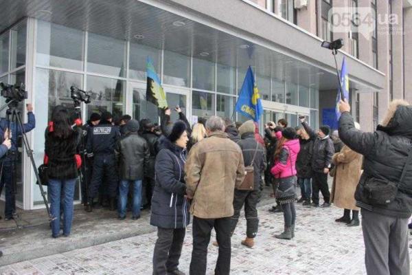 В Кривом Роге активисты штурмовали горисполком В Кривом Роге активисты штурмовали горисполком