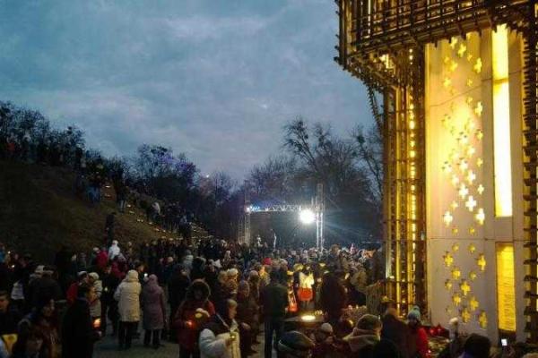 Тысячи украинцев почтили память жертв голодомора Тысячи украинцев почтили память жертв голодомора
