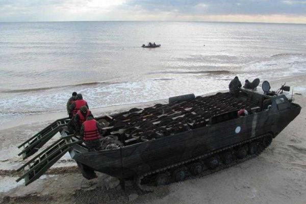 Военные саперы заминировали побережье возле Мариуполя Военные саперы заминировали побережье возле Мариуполя