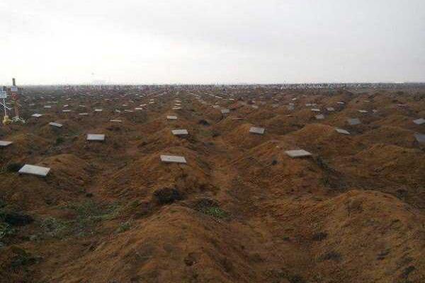 Погибших на Донбассе российских солдат хоронят под Ростовом в могилах с надписью "хирургические отходы" Погибших на Донбассе российских солдат хоронят под Ростовом в могилах с надписью "хирургические отходы"