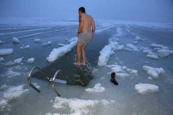 Бойцы "Азова" искупались на Крещение в Азовском море