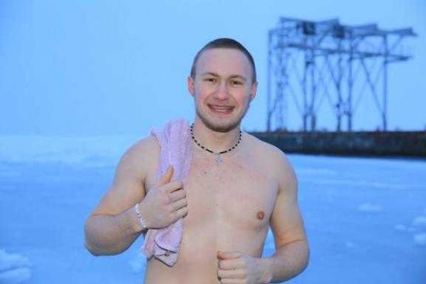 Бойцы "Азова" искупались на Крещение в Азовском море