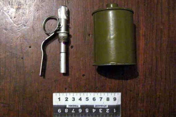 "Полицейский ДНР" перевозил из Донецка на мирную территорию бронежилет и гранату "Полицейский ДНР" перевозил из Донецка на мирную территорию бронежилет и гранату