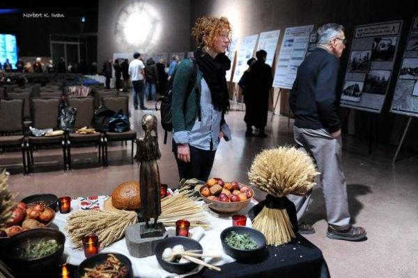 В Виннипеге представили первую путешествующую выставку-лекцию о Голодоморе