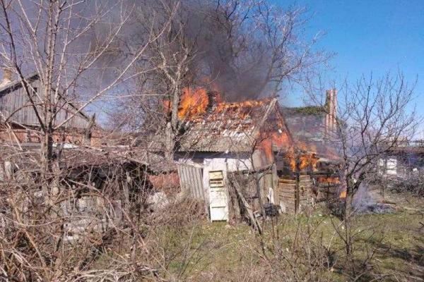 В Бердянске ликвидирован пожар на территории частного дома В Бердянске ликвидирован пожар на территории частного дома