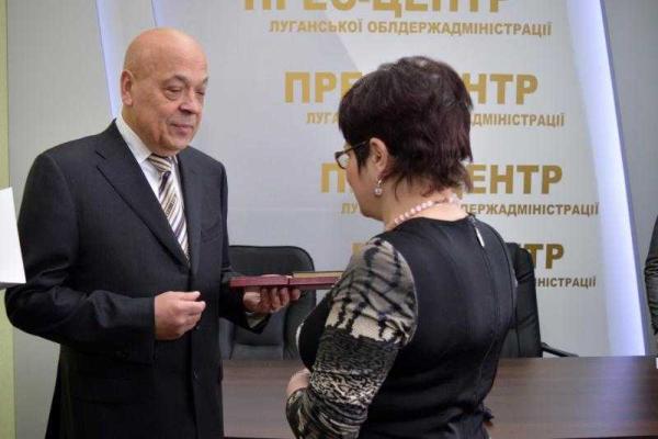 Луганские медики, которые работали под снарядами в г. Счастье, получили государственные награды Луганские медики, которые работали под снарядами в г. Счастье, получили государственные награды