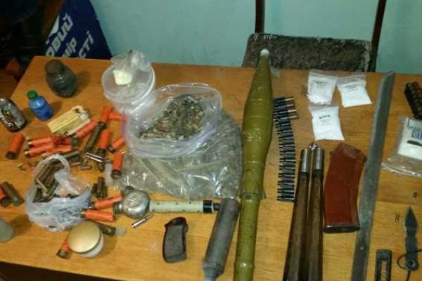 В Черновцах у троих местных жителей изъяли арсенал оружия В Черновцах у троих местных жителей изъяли арсенал оружия