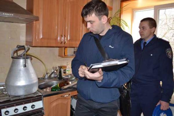В Токмаке самогонщица "отравляла" жизнь всему подъезду