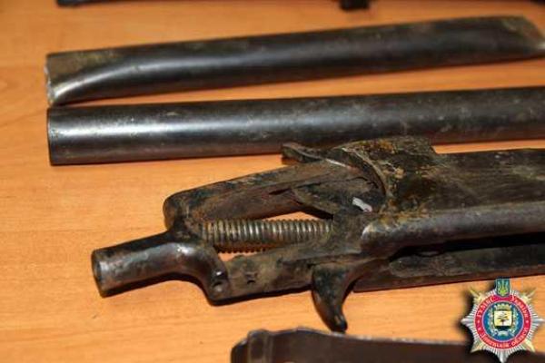 Мариуполец упражнялся в стрельбе из самодельного оружия Мариуполец упражнялся в стрельбе из самодельного оружия