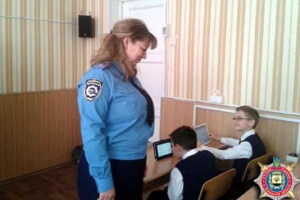 Мариупольские школьники прошли тесты на знание ПДД