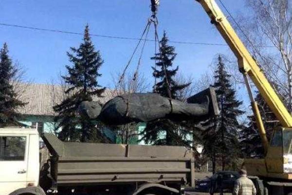 В Доброполье изуродовали памятник Ленину В Доброполье изуродовали памятник Ленину