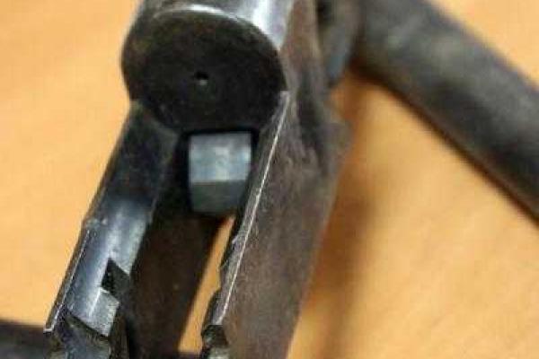 Мариуполец упражнялся в стрельбе из самодельного оружия Мариуполец упражнялся в стрельбе из самодельного оружия