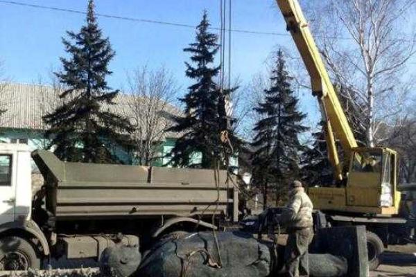 В Доброполье изуродовали памятник Ленину В Доброполье изуродовали памятник Ленину