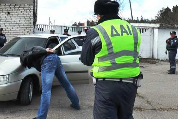 Работники ГАИ Херсонщины учились задерживать вооруженных преступников на блокпосту Работники ГАИ Херсонщины учились задерживать вооруженных преступников на блокпосту