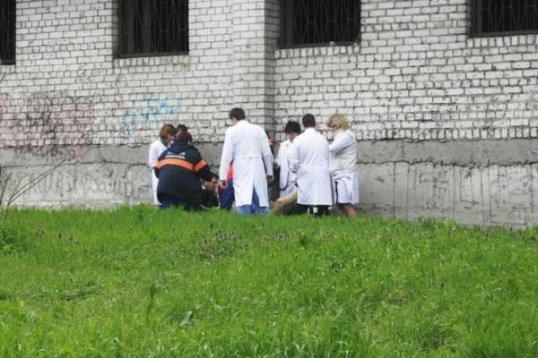 В Запорожье мертвого водителя вытащили из горящего автомобиля В Запорожье мертвого водителя вытащили из горящего автомобиля
