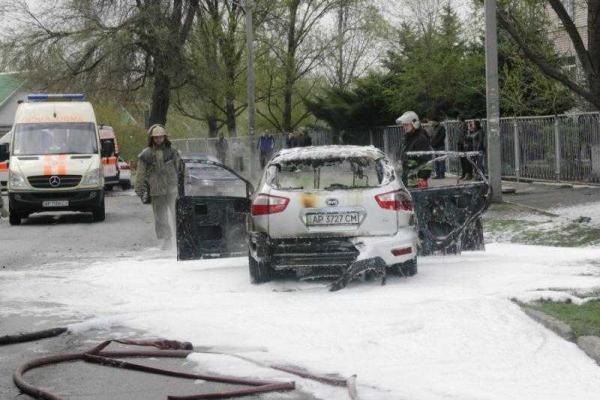 В Запорожье мертвого водителя вытащили из горящего автомобиля В Запорожье мертвого водителя вытащили из горящего автомобиля