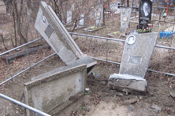 В Лисичанске правоохранители задержали группу вандалов В Лисичанске правоохранители задержали группу вандалов