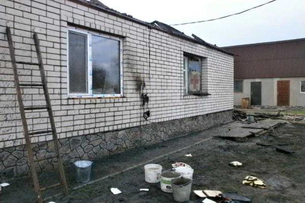 На Полтавщине пожарные спасли дом и гараж от уничтожения огнем На Полтавщине пожарные спасли дом и гараж от уничтожения огнем