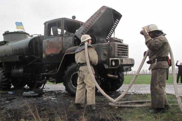 Запорожские спасатели ликвидировали пожар на бензовозе