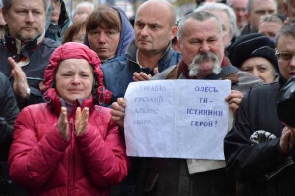 На похоронах Бузины аплодировали погибшему и проклинали журналистов На похоронах Бузины аплодировали погибшему и проклинали журналистов
