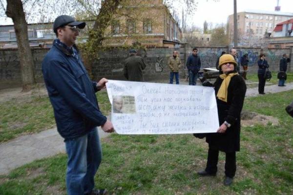 На похоронах Бузины аплодировали погибшему и проклинали журналистов На похоронах Бузины аплодировали погибшему и проклинали журналистов