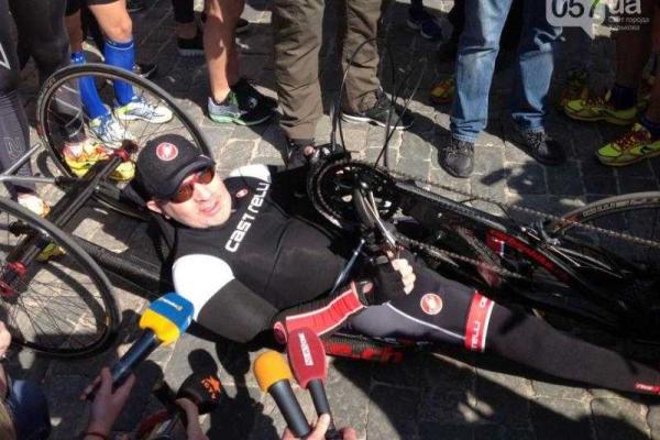 Кернес принял участие в марафоне на велосипеде для инвалидов Кернес принял участие в марафоне на велосипеде для инвалидов