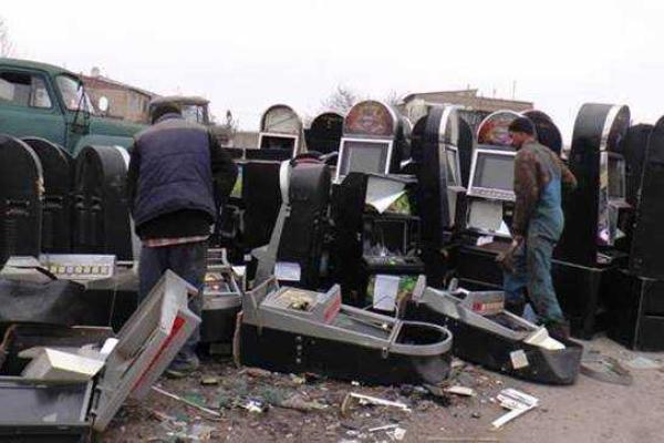 На Херсонщине правоохранители уничтожили партию игровых автоматов На Херсонщине правоохранители уничтожили партию игровых автоматов