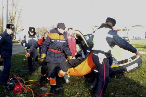 Черниговские спасатели освободили мужчину из деформированного автомобиля Черниговские спасатели освободили мужчину из деформированного автомобиля