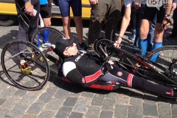 Кернес принял участие в марафоне на велосипеде для инвалидов Кернес принял участие в марафоне на велосипеде для инвалидов