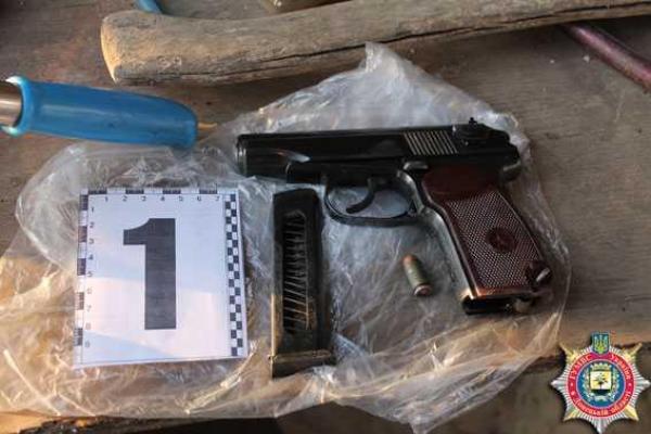 Житель Славянска пытался застрелить своего друга из-за голубя