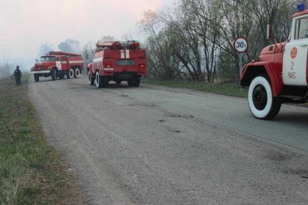 Огнеборцы продолжают тушить пожар в зоне отчуждения Огнеборцы продолжают тушить пожар в зоне отчуждения