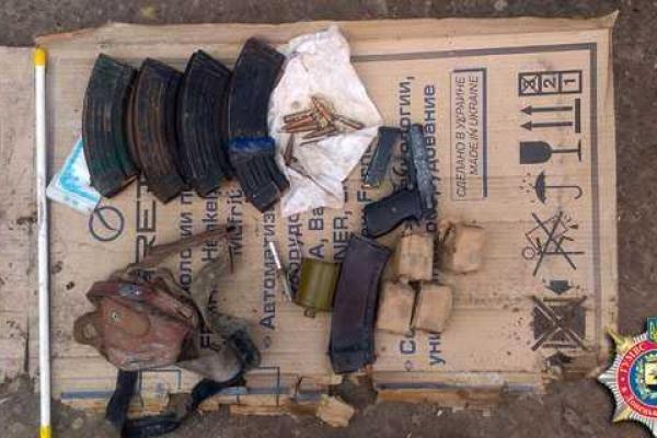 В Донецкой области изъяли арсенал оружия и боеприпасов В Донецкой области изъяли арсенал оружия и боеприпасов