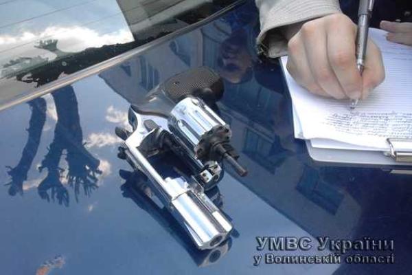 В Луцке у пьяного виновника ДТП изъяли пистолет В Луцке у пьяного виновника ДТП изъяли пистолет