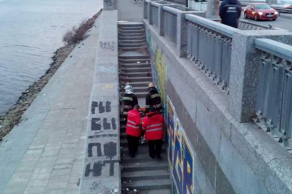 В Киеве мужчина упал с моста В Киеве мужчина упал с моста