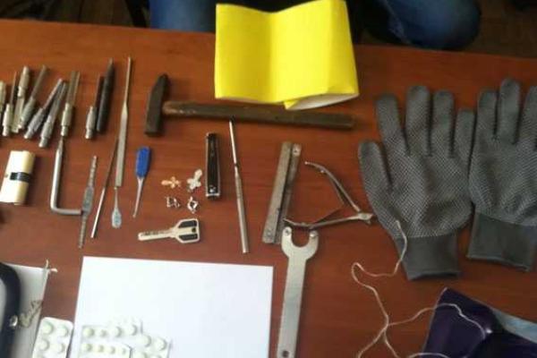 На Черниговщине задержали квартирных воров На Черниговщине задержали квартирных воров