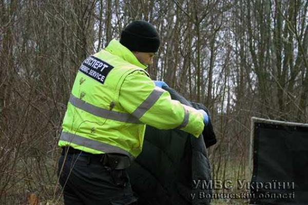 На Волыни найдено тело мужчины с ножом в груди На Волыни найдено тело мужчины с ножом в груди