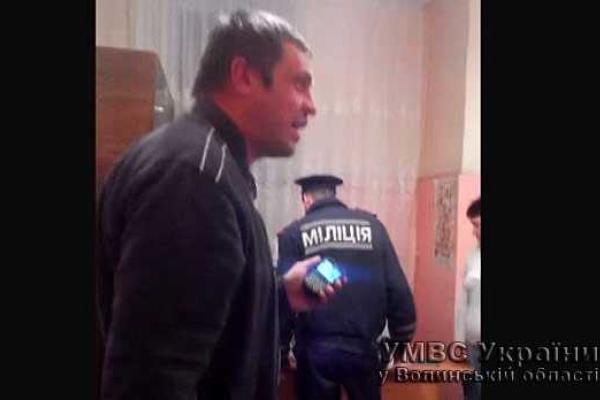 Работники ГАИ Волыни задержали нетрезвого водителя и его вооруженного пассажира