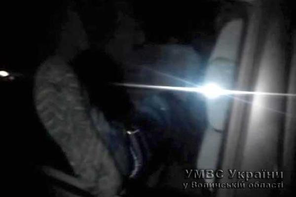Работники ГАИ Волыни задержали нетрезвого водителя и его вооруженного пассажира