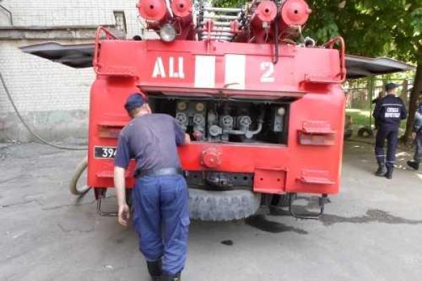 Во время тушения пожара в ровенской многоэтажке пожарные спасли хозяина квартиры и эвакуировали 9 человек