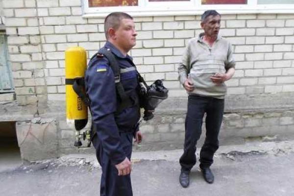 Во время тушения пожара в ровенской многоэтажке пожарные спасли хозяина квартиры и эвакуировали 9 человек