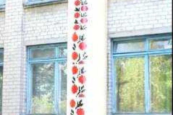 В Лисичанске ко Дню вышиванки учащиеся украсили свою школу украинскими узорами В Лисичанске ко Дню вышиванки учащиеся украсили свою школу украинскими узорами