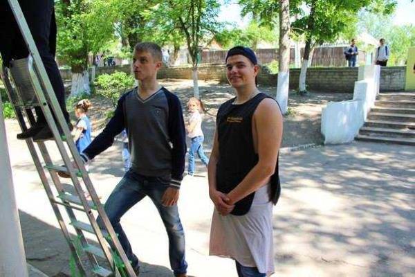 В Лисичанске ко Дню вышиванки учащиеся украсили свою школу украинскими узорами В Лисичанске ко Дню вышиванки учащиеся украсили свою школу украинскими узорами