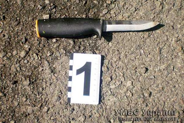 Двое мужчин угрожая ножом напали на волынянина в подъезде