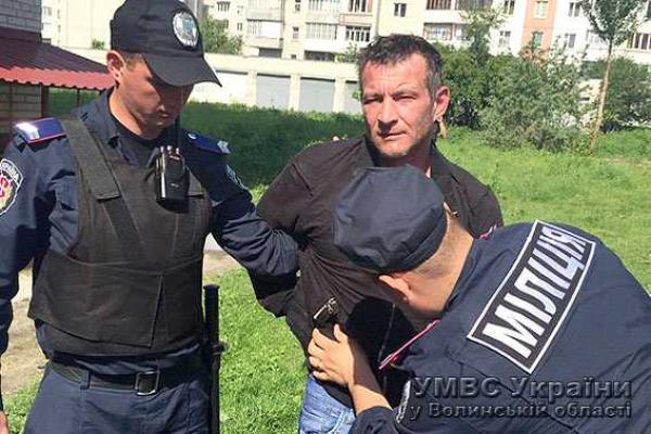 Двое мужчин угрожая ножом напали на волынянина в подъезде