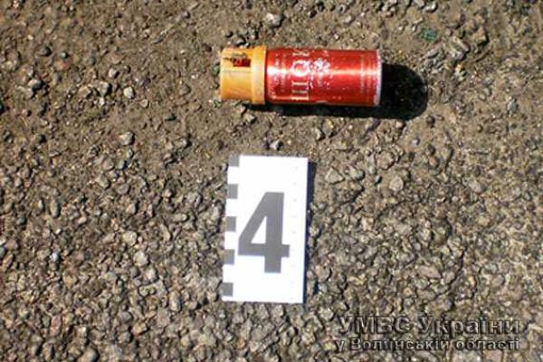 Двое мужчин угрожая ножом напали на волынянина в подъезде