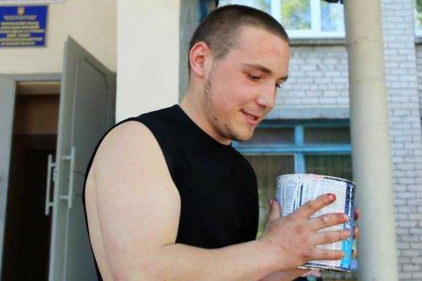 В Лисичанске ко Дню вышиванки учащиеся украсили свою школу украинскими узорами В Лисичанске ко Дню вышиванки учащиеся украсили свою школу украинскими узорами