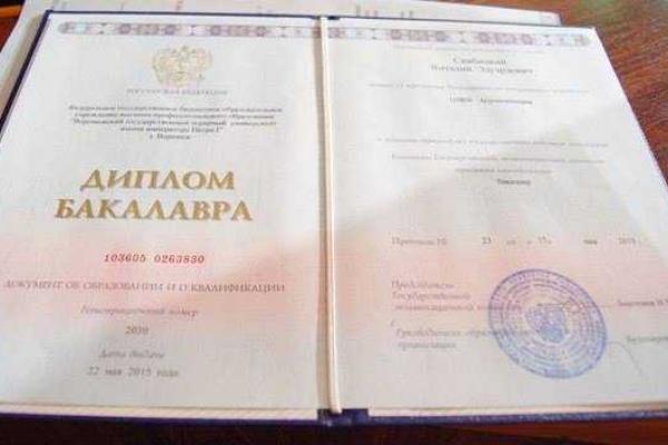 Выпускникам захваченного боевиками Луганского аграрного национального университета выдали российские дипломы Выпускникам захваченного боевиками Луганского аграрного национального университета выдали российские дипломы